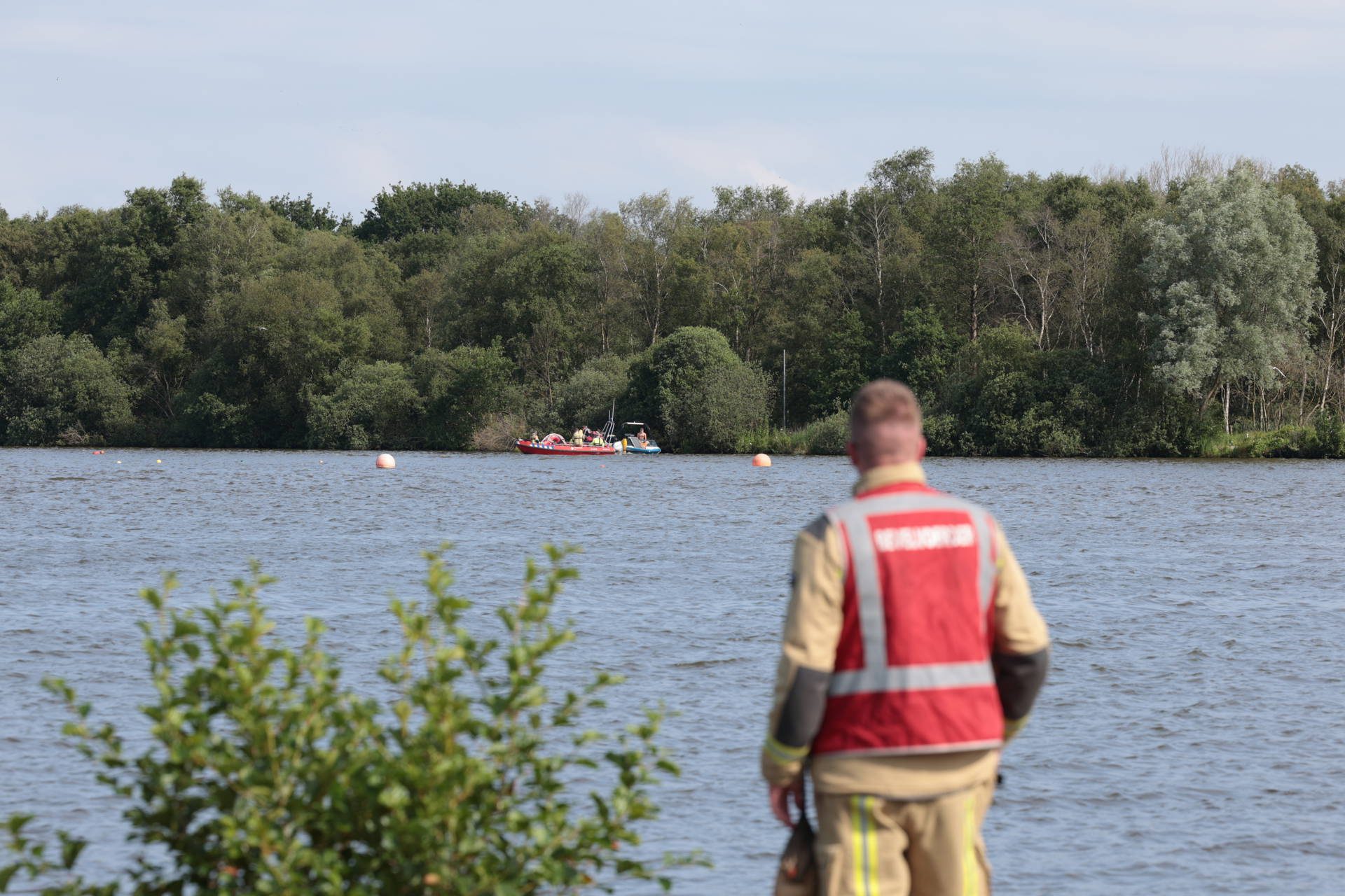 Brandweer begeleidt lekgeslagen boot naar haven