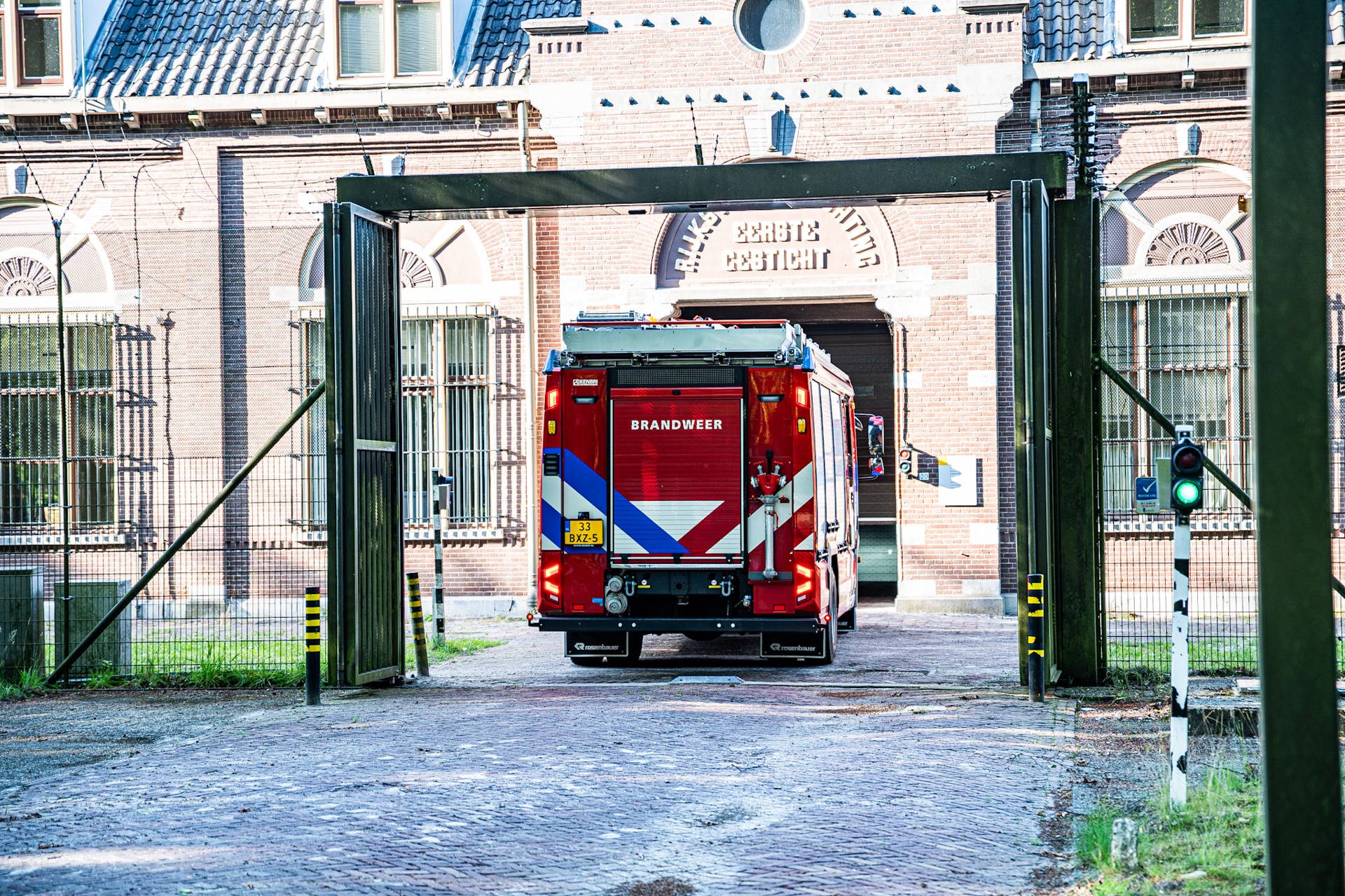 Brandweer koelt gevangenis vanwege extreme hitte