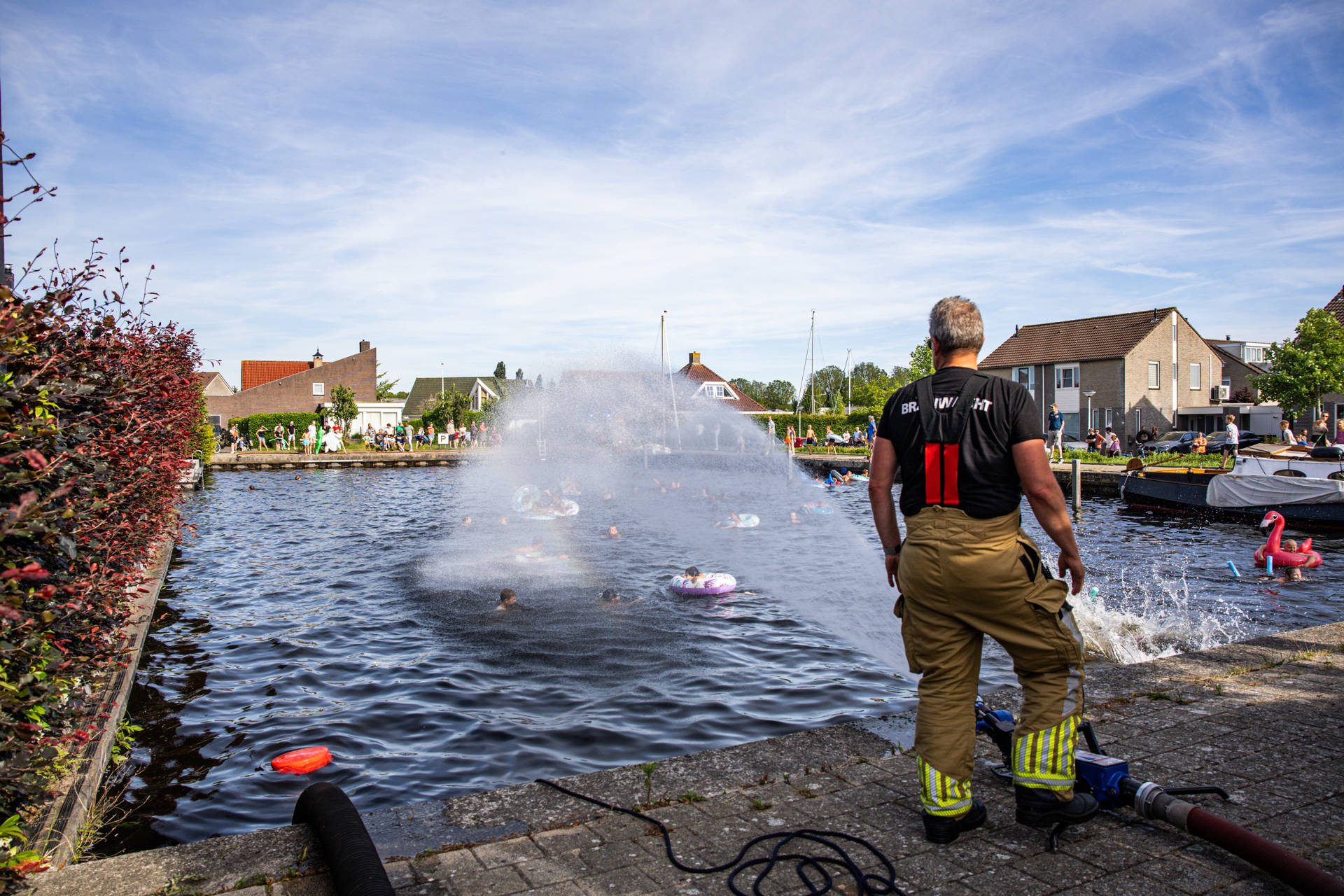Brandweer zorgt voor verkoeling met groot waterspektakel