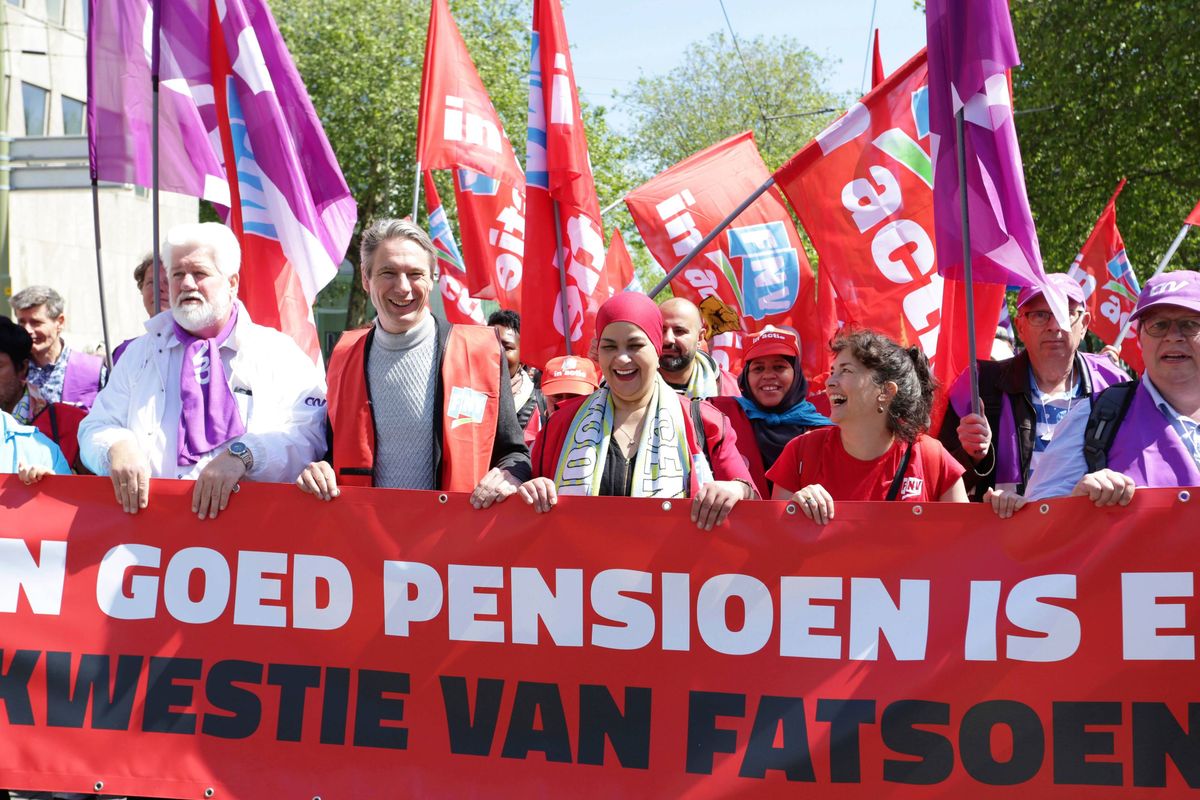 Brutale jatactie op de begroting: Kabinet plundert sociale fondsen en bezuinigt op WW.