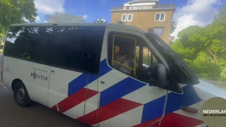 Burgerjournalist met groot machtsvertoon opgepakt door de politie na filmen bij omvolkingscentrum Den Haag.