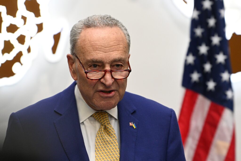 Chuck Schumer bedenkt plan om fonds te dwarsbomen dat bedoeld is om federale slachtoffers van juridische strijd te helpen - The American Tribune.com
