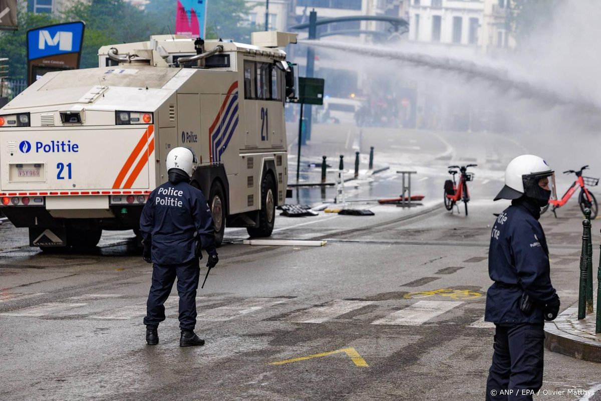 Demonstranten dringen parlement Brussel binnen.