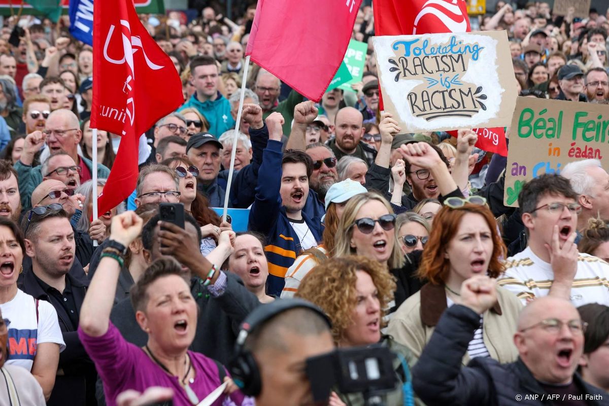 Duizenden demonstreren tegen racisme in Belfast na rellen.