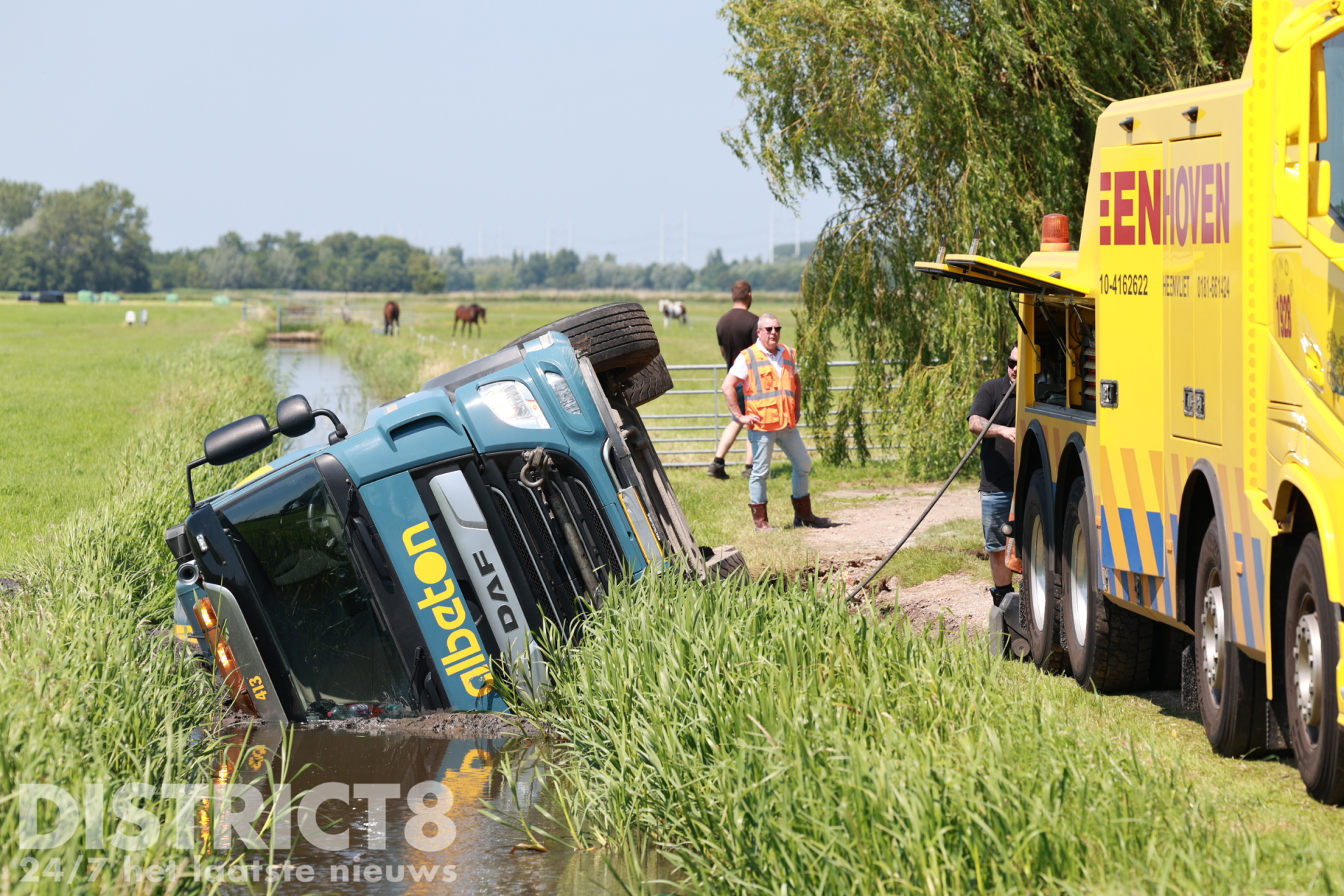 Gekantelde betonwagen na vijf dagen succesvol geborgen Oostveenseweg Schipluiden