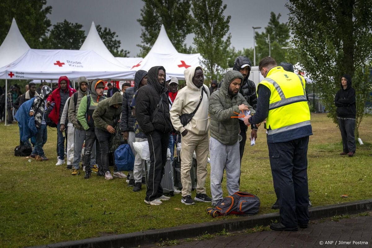Groep asielzoekers naar Zwolle omdat nachtopvang De Wijk vol zit.