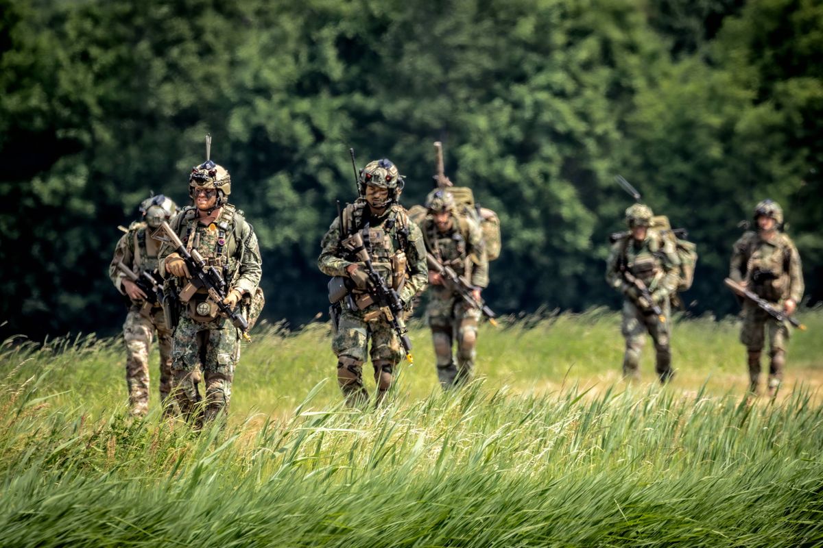 Haagse bemoeizucht kent geen grenzen: Nederland stuurt commando's naar Libanon terwijl eigen land bezwijkt onder problemen.