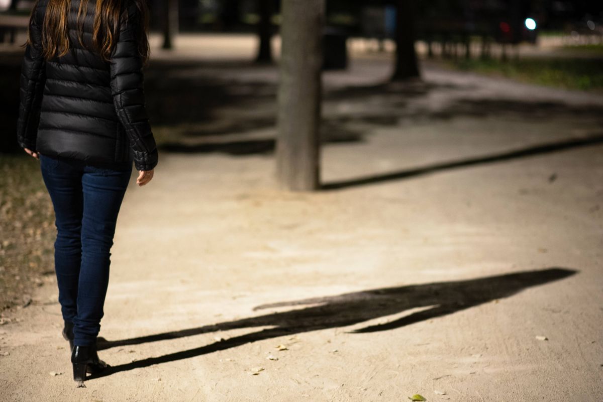 Jonge vrouwen krijgen een noodalarm mee naar huis: oplossing of pijnlijk signaal?.