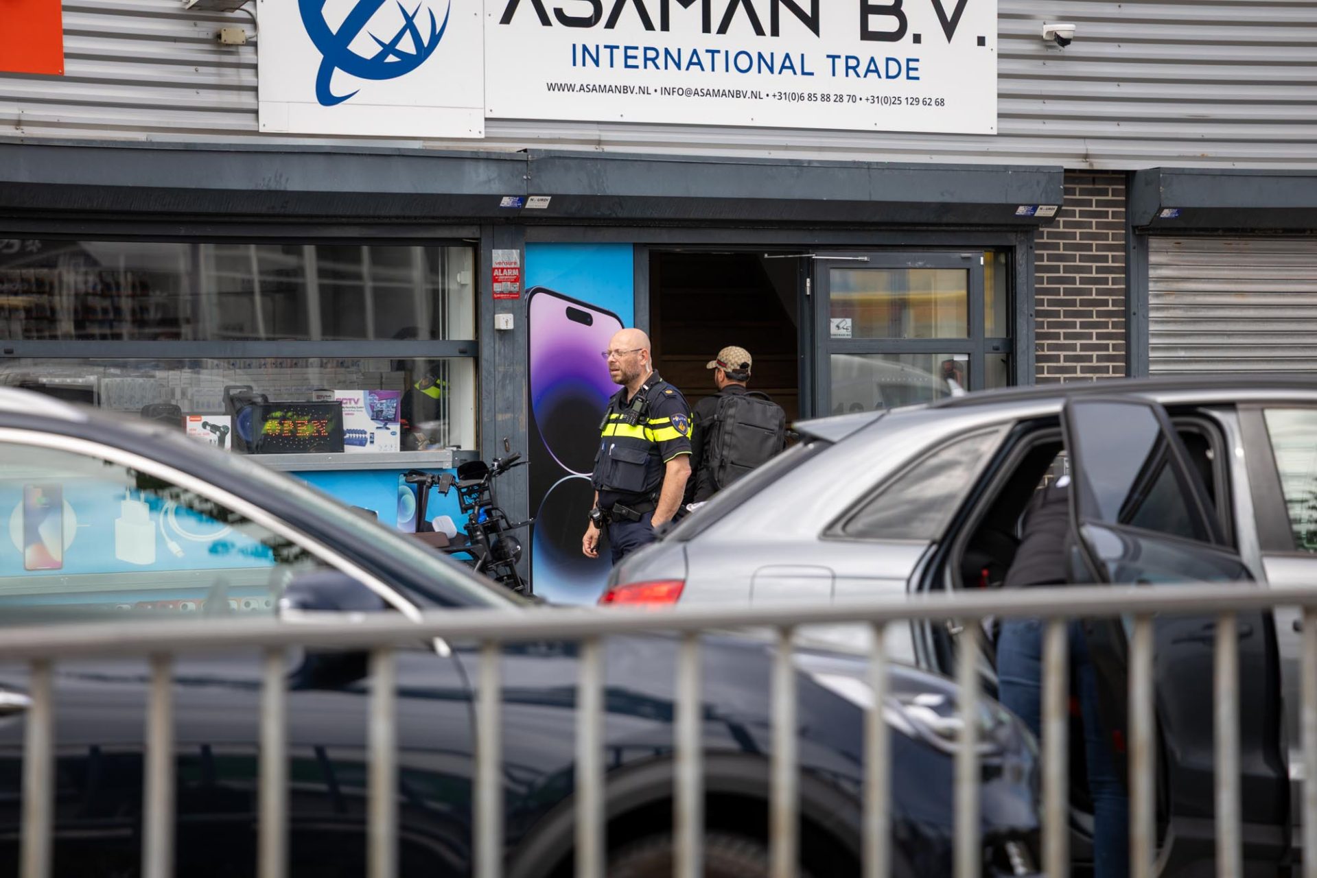 Persoon aangehouden bij inval, FIOD doet onderzoek
