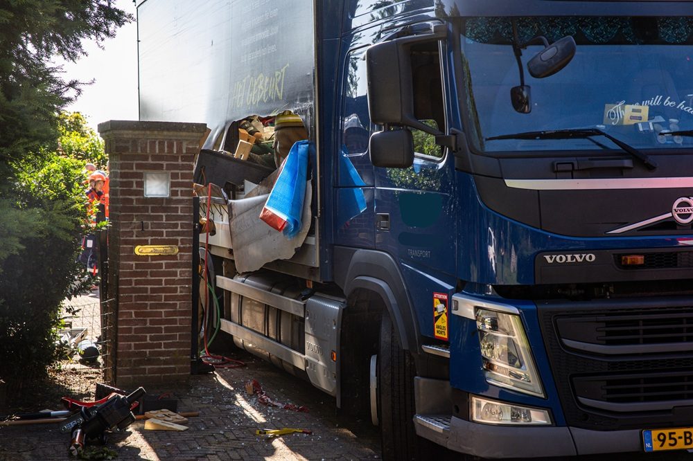 Persoon bekneld in laadruimte van vrachtwagen