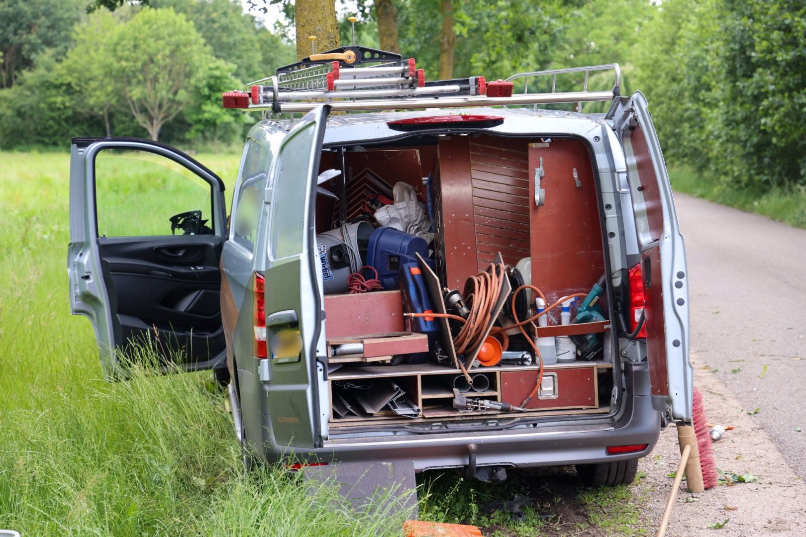 Persoon gewond na harde botsing tussen bestelbus en auto