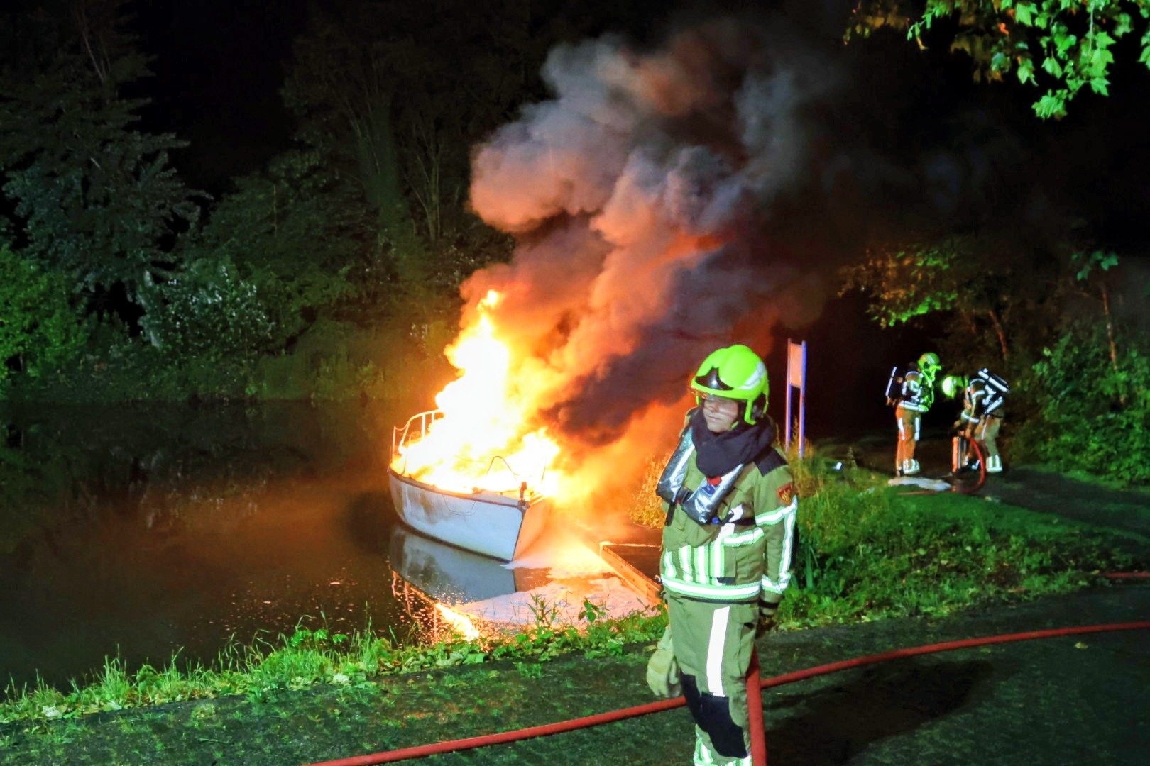 Plezierjacht door brand verwoest