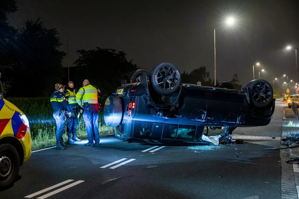 Ravage na crash, bestuurder lichtgewond