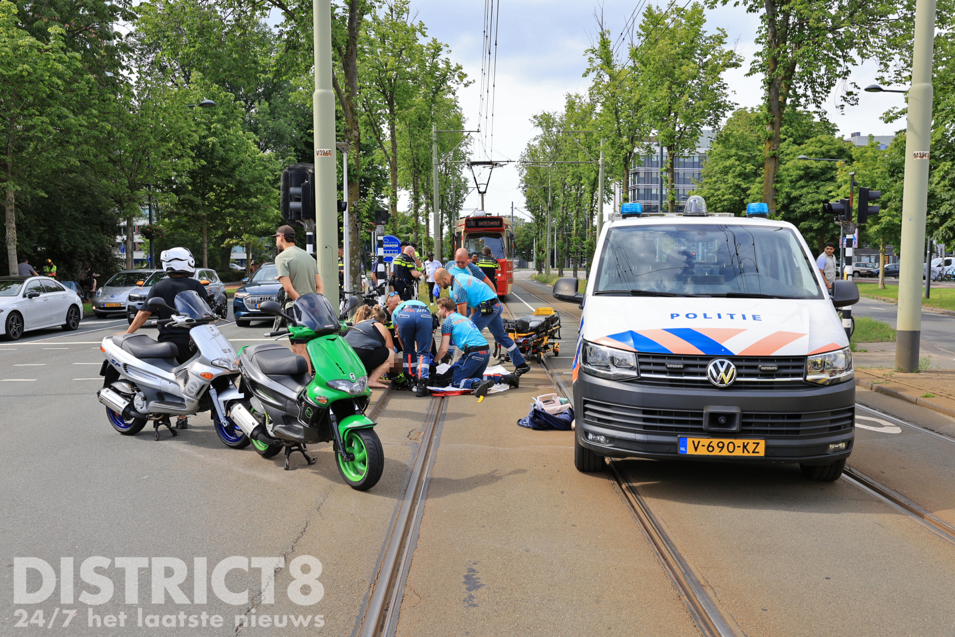 Scooterrijder rijdt politieagent aan en gaat ervandoor Papsouwselaan Delft