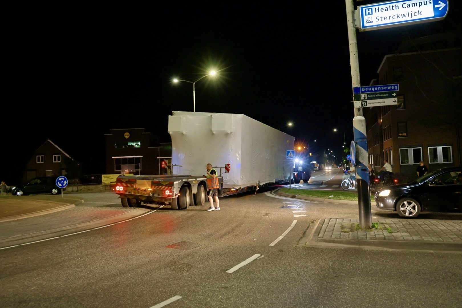 Speciaal transport rijdt zich vast op rotonde