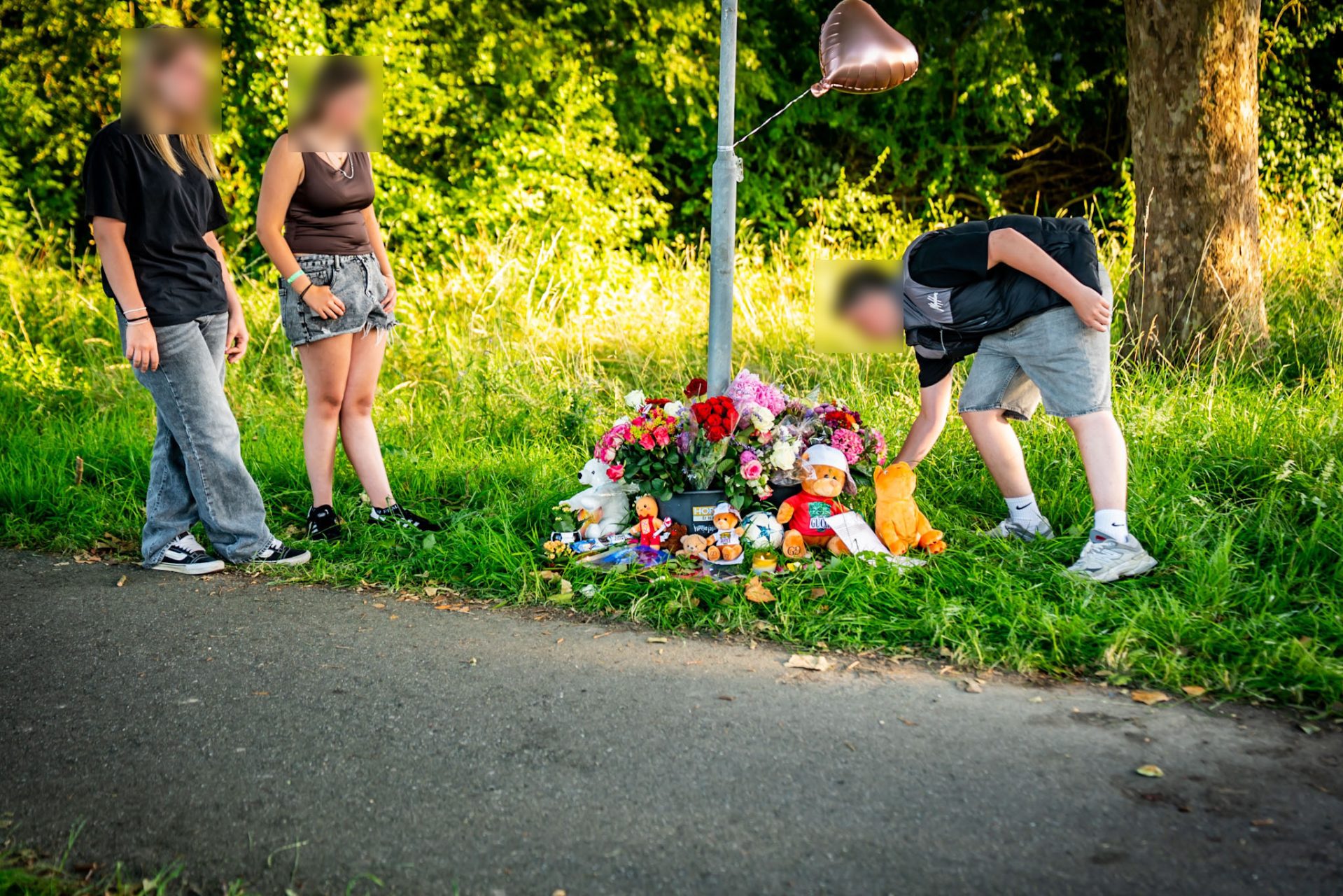 Tientallen bloemen neergelegd voor overleden Sam (13)