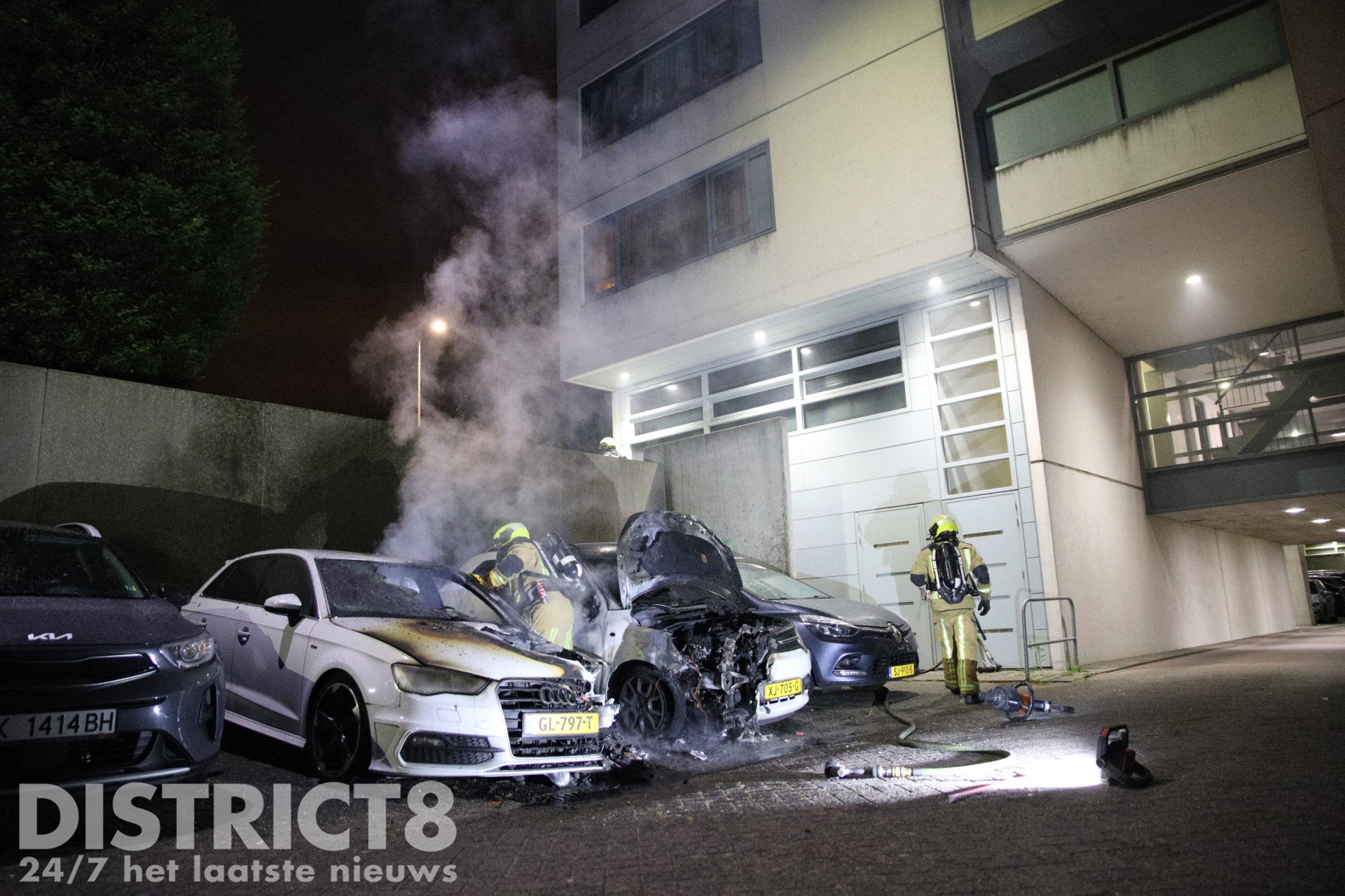 Twee geparkeerde auto’s in brand op parkeerplaats van flats Erasmusweg Den Haag