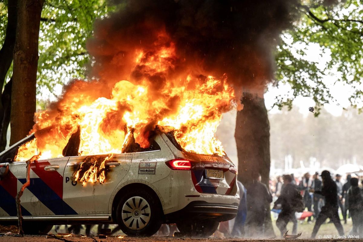 Twee jaar cel om in brand steken politieauto bij rellen Malieveld.