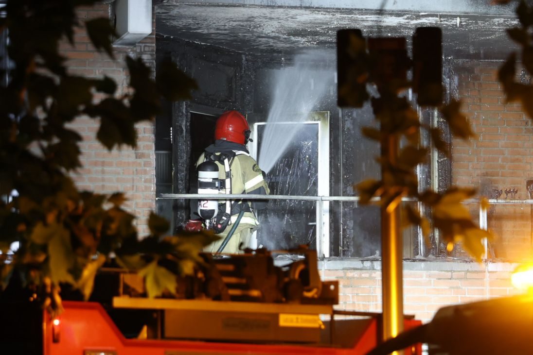 Veel schade bij woningbrand na vuur op balkon