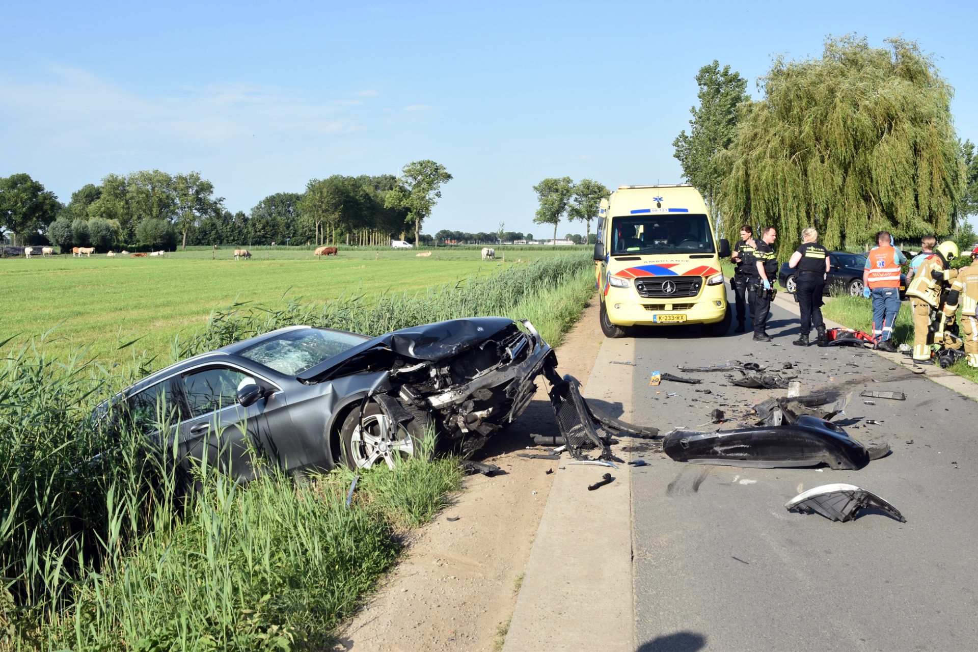 Vier gewonden bij frontale botsing, man zwaargewond