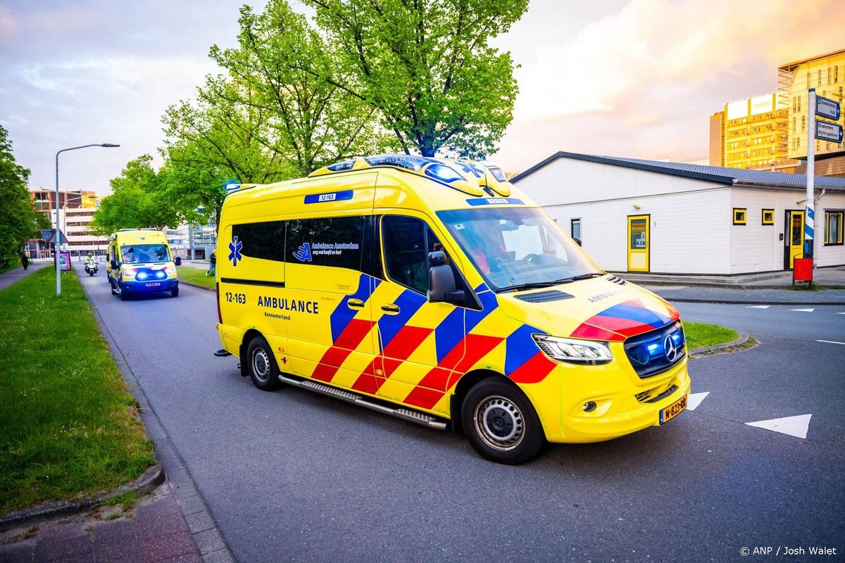 Weer jong kind uit openstaand raam gevallen.