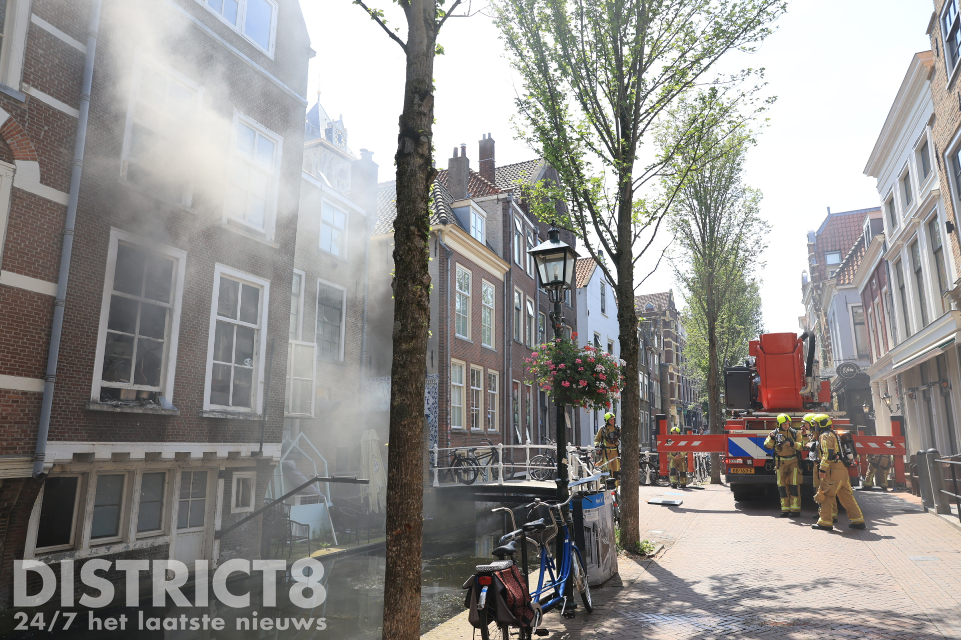 Zwarte rookontwikkeling bij brand in keuken van lunchroom Markt Delft