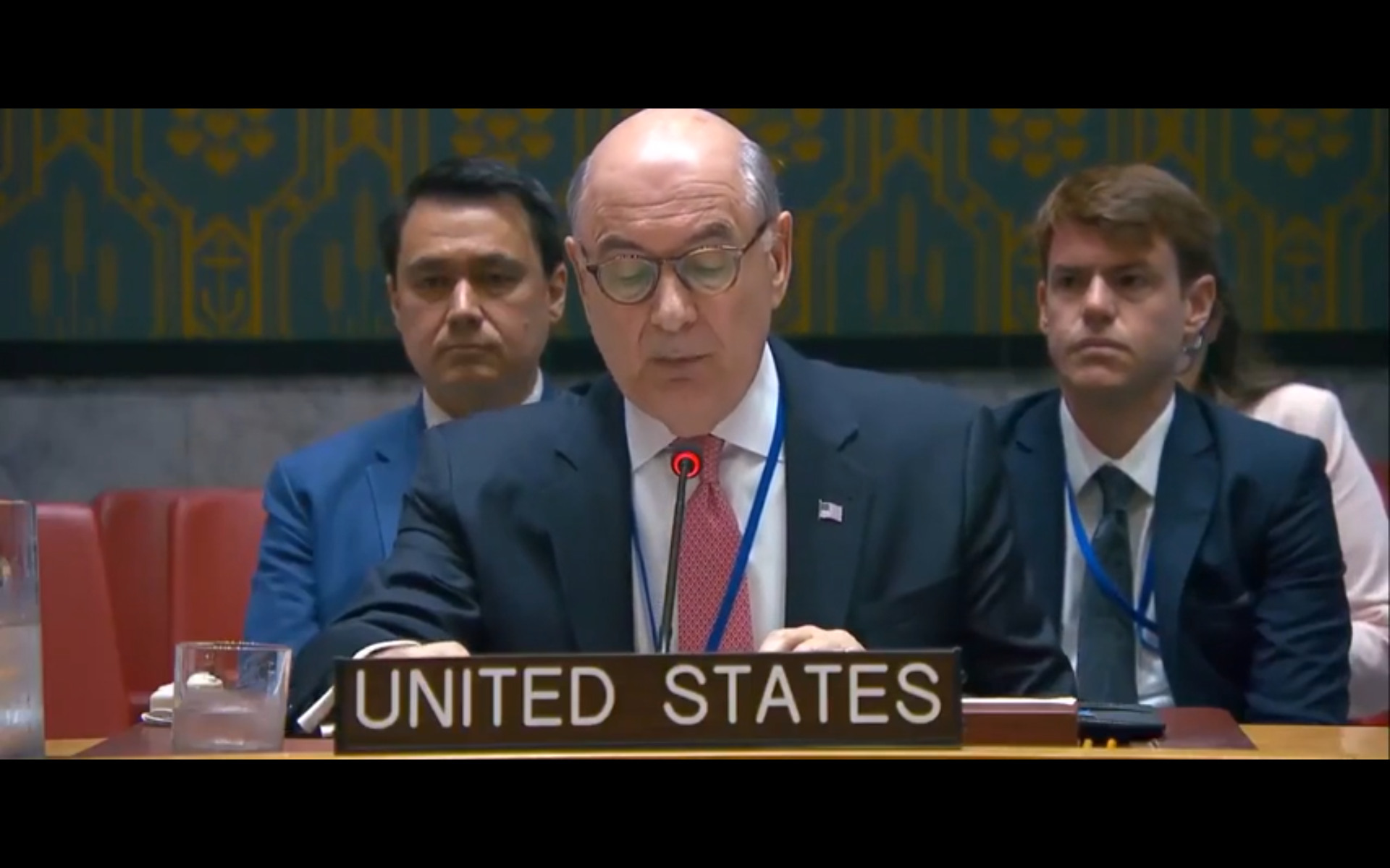 BEKIJK: Amerika verlaat internationale bijeenkomst in plaats van Frankrijk Trump te laten bekritiseren