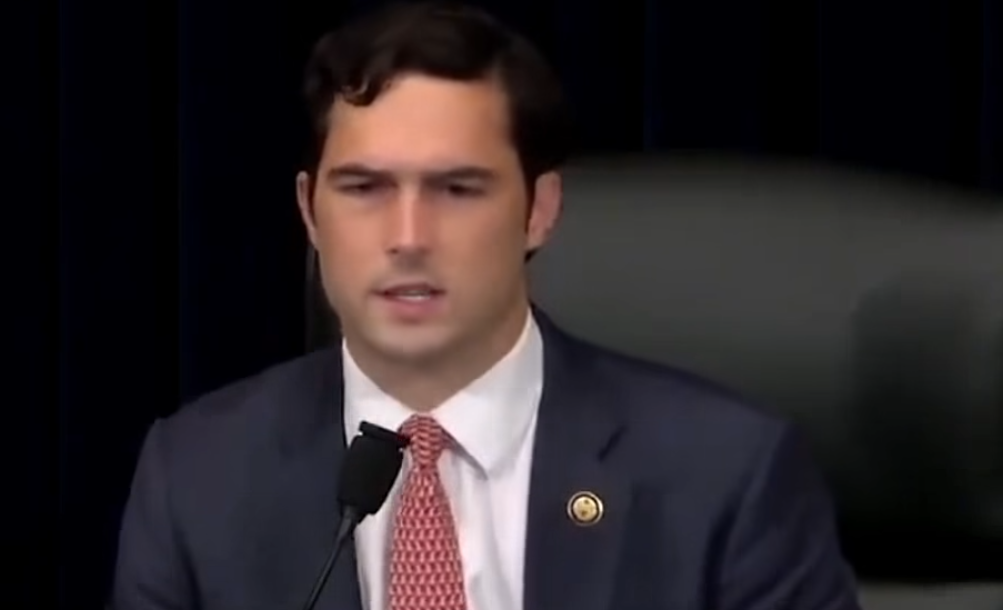 BEKIJK: MAGA Congreslid roept Dem getuige uit over gekke DEI-quota's, zet haar vast op live tv