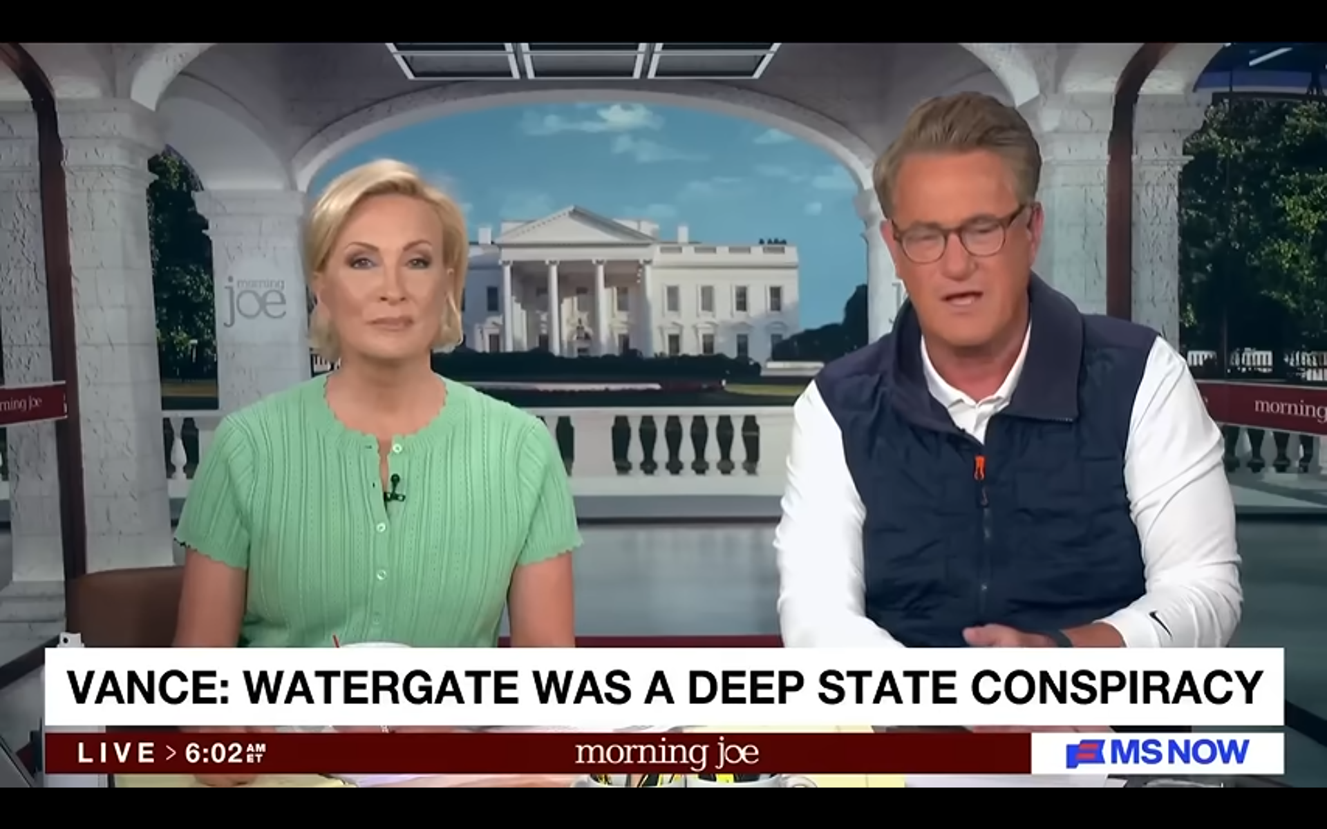 BEKIJK: "Morning Joe" Host gooit opnieuw schreeuwend, op lucht tantrum over JD Vance