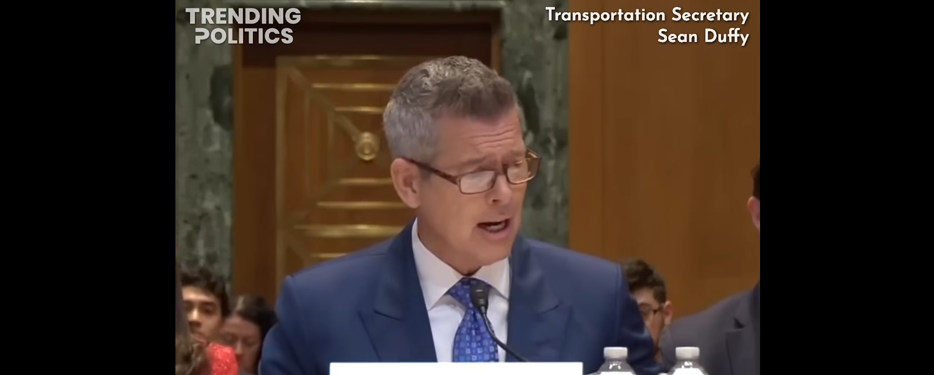 BEKIJK: Trump-kabinetsadviseur vernietigt Democratische senator op live tv