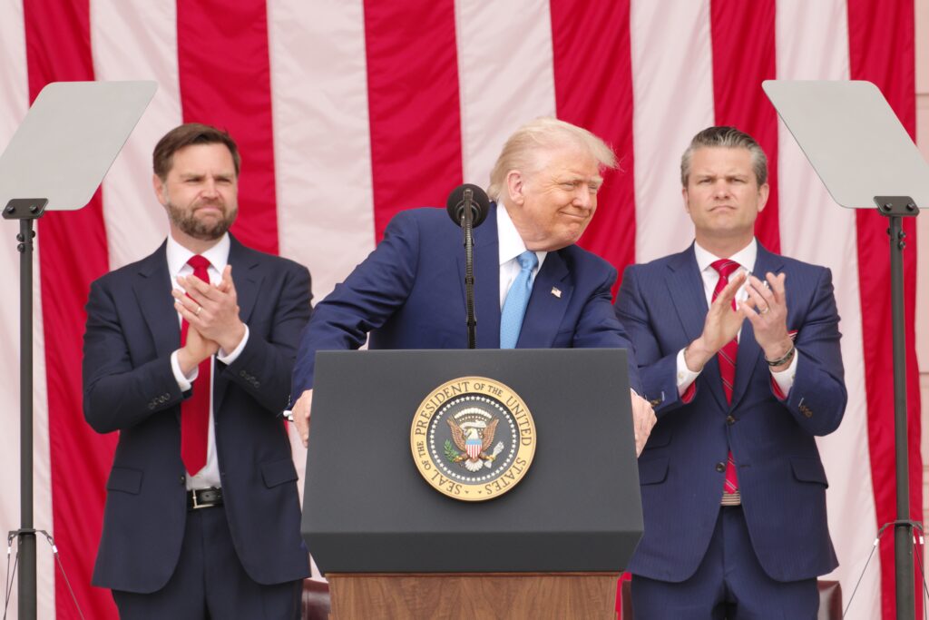 Bekijk: Trump onthult hoe hij op massale wijze de uitkeringen aan illegale immigranten heeft stopgezet.