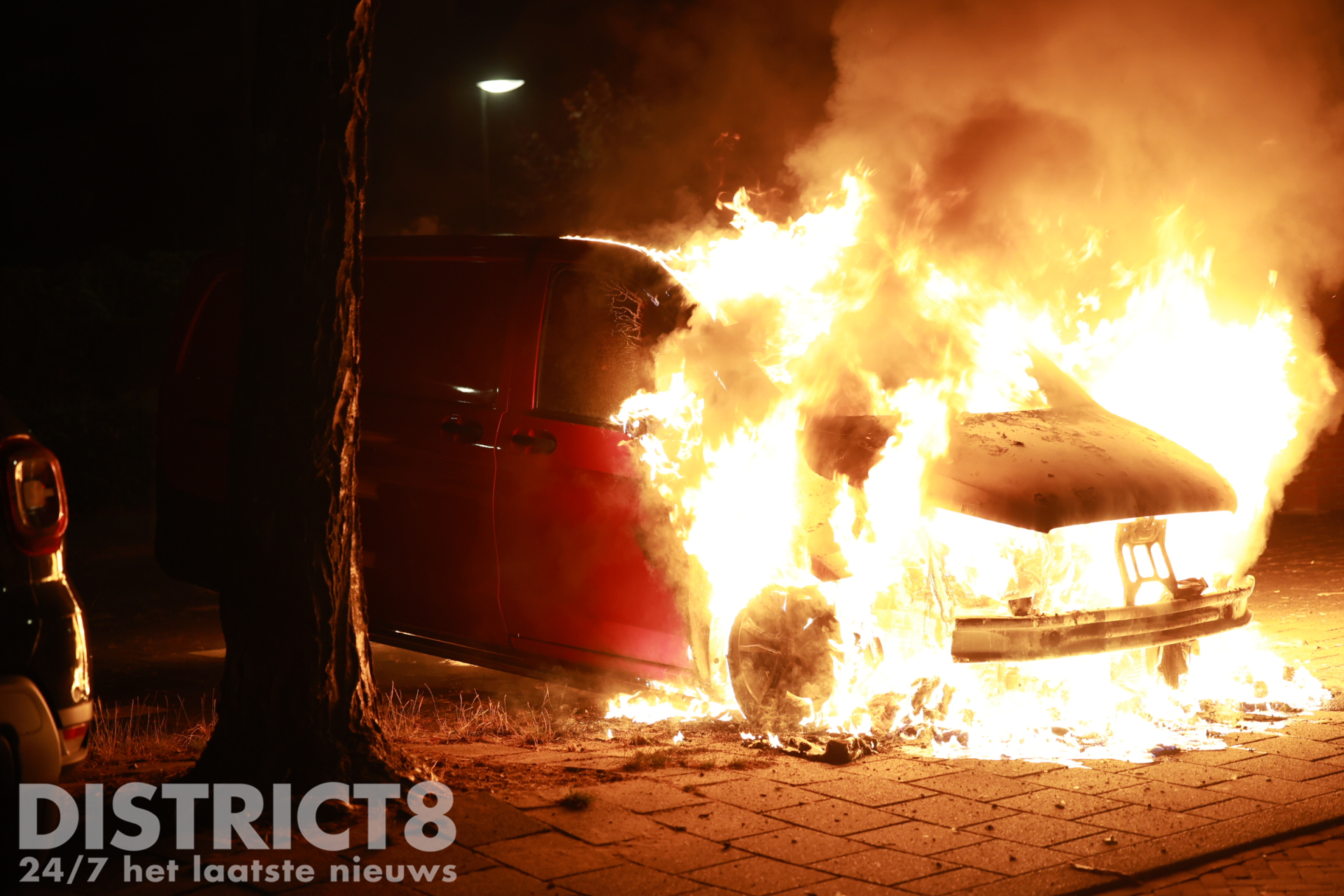 Brandweer heeft moeite met blussen van brandend busje Serre Rijswijk