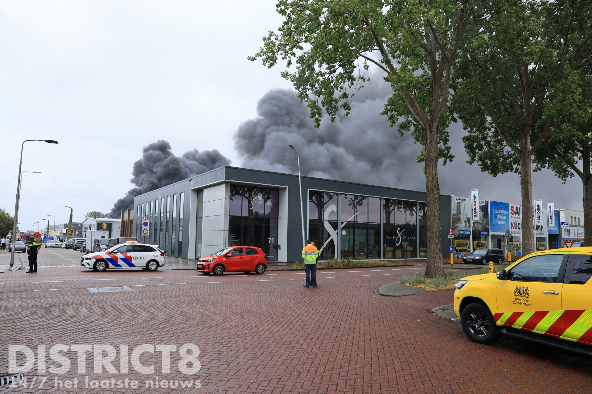 Brandweer voorkomt overslag bij grote brand Faradayweg Delft