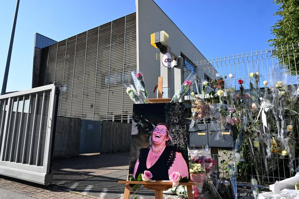 Franse tiener die onderwijsassistent doodstak krijgt 18 jaar cel.