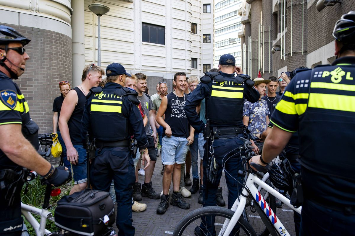 Grondrechten in de prullenbak: Politie blokkeert boerenprotest in Den Haag met noodbevel.