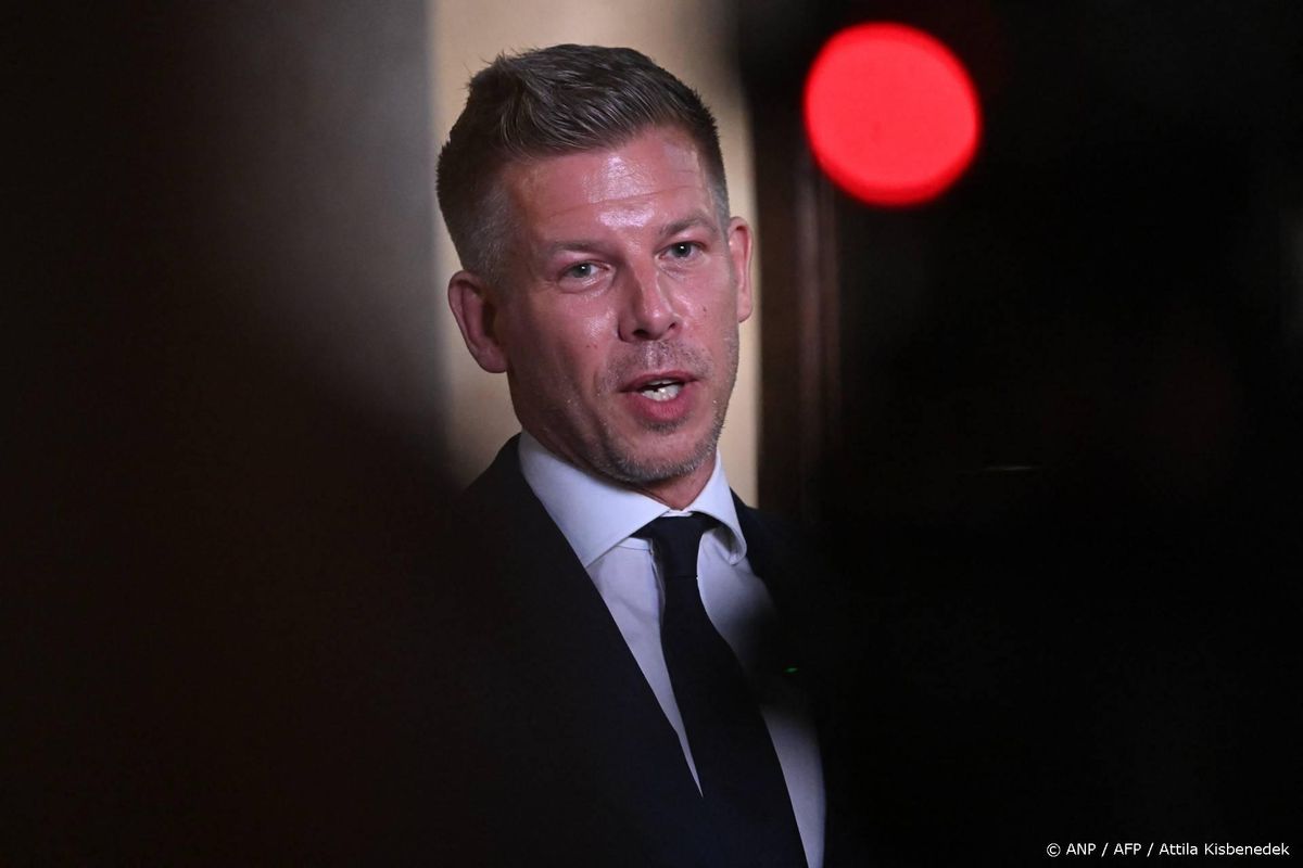 Hongaarse president tekent voor eigen vertrek.