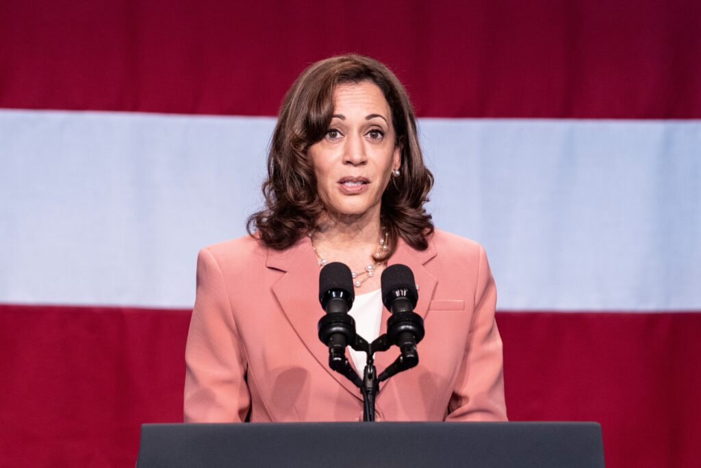 "Kamala Harris uitgejoeld voor beschamende en bizarre toespraak op podium"