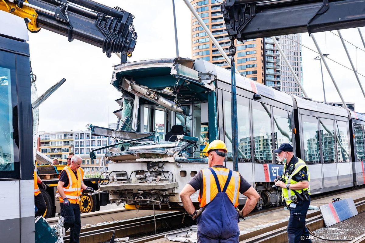 Kapotte trams van Erasmusbrug gehaald.