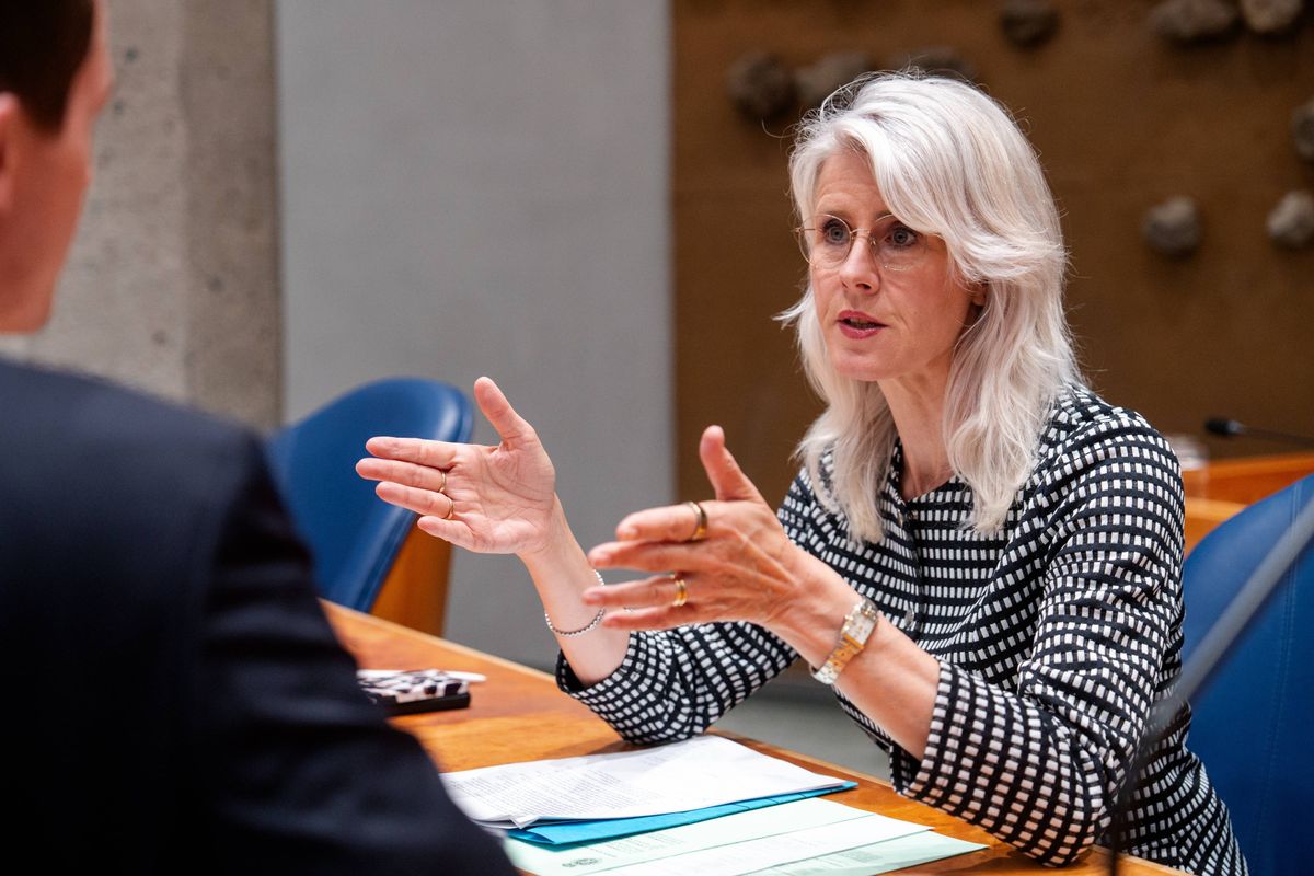 Keiharde actie tegen Amsterdamse ME-capitulatie: Mona Keijzer dient per direct Kamervragen in.