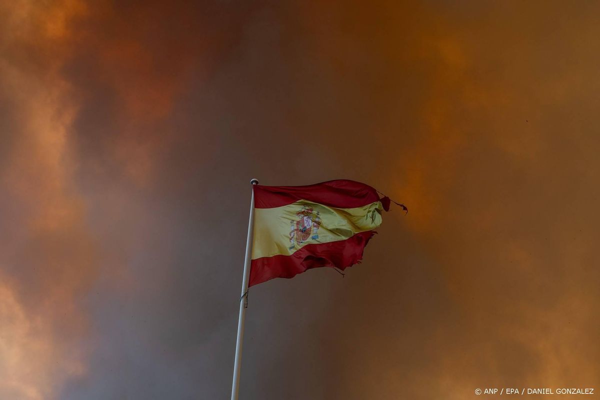 Premier Spanje bezoekt gebied met natuurbranden bij Madrid.