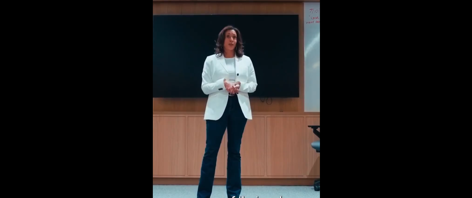 Reacties op sociale media maken grappen over Kamala nadat ze een belachelijke toespraak houdt voor de WNBA.