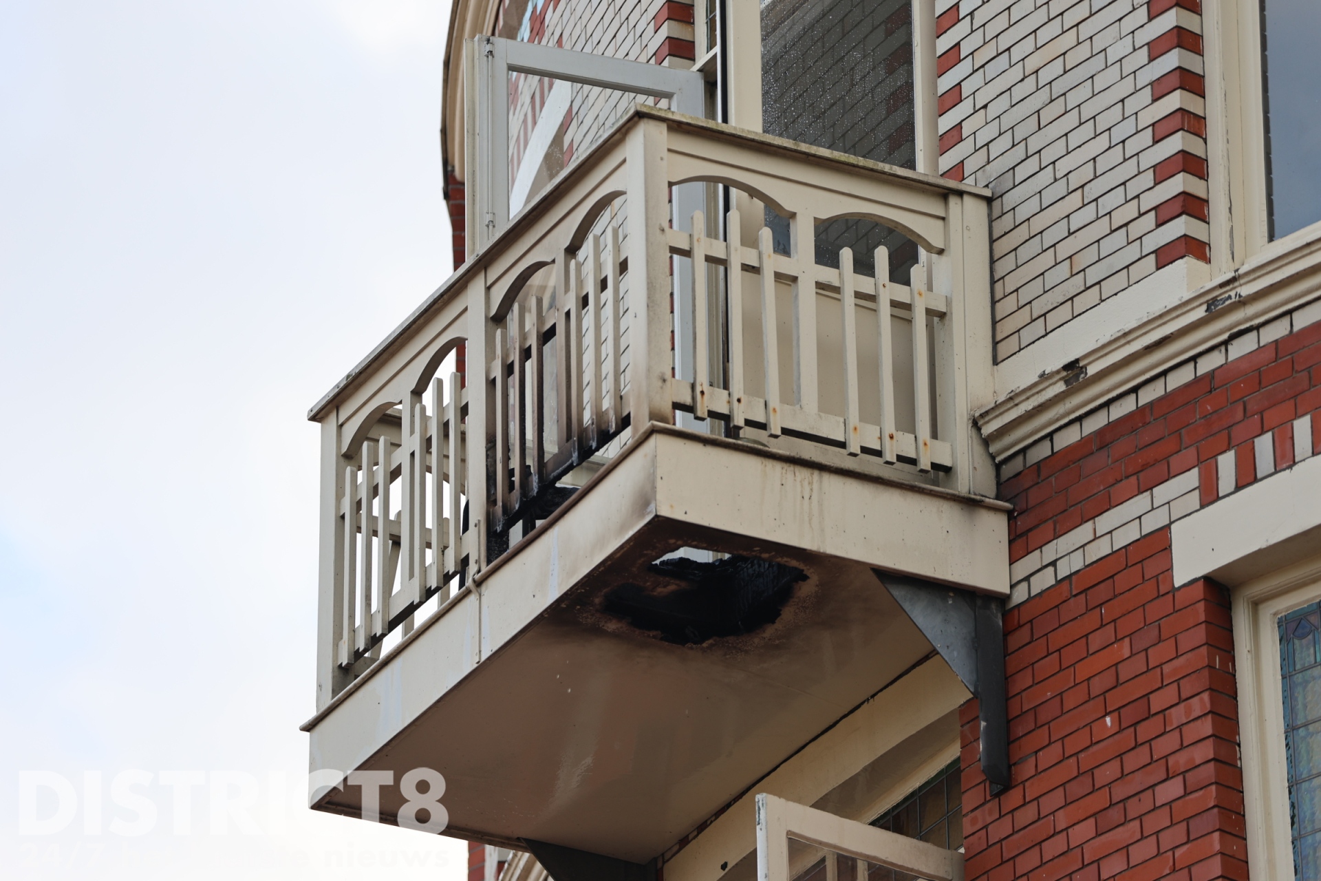 Schade aan balkon op derde etage na brand Koningin Emmaplein Den Haag
