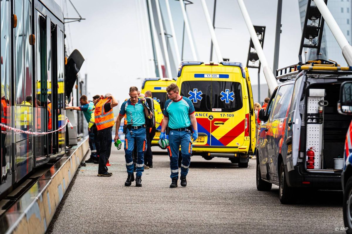 Zeven mensen in ziekenhuis na trambotsing Erasmusbrug.