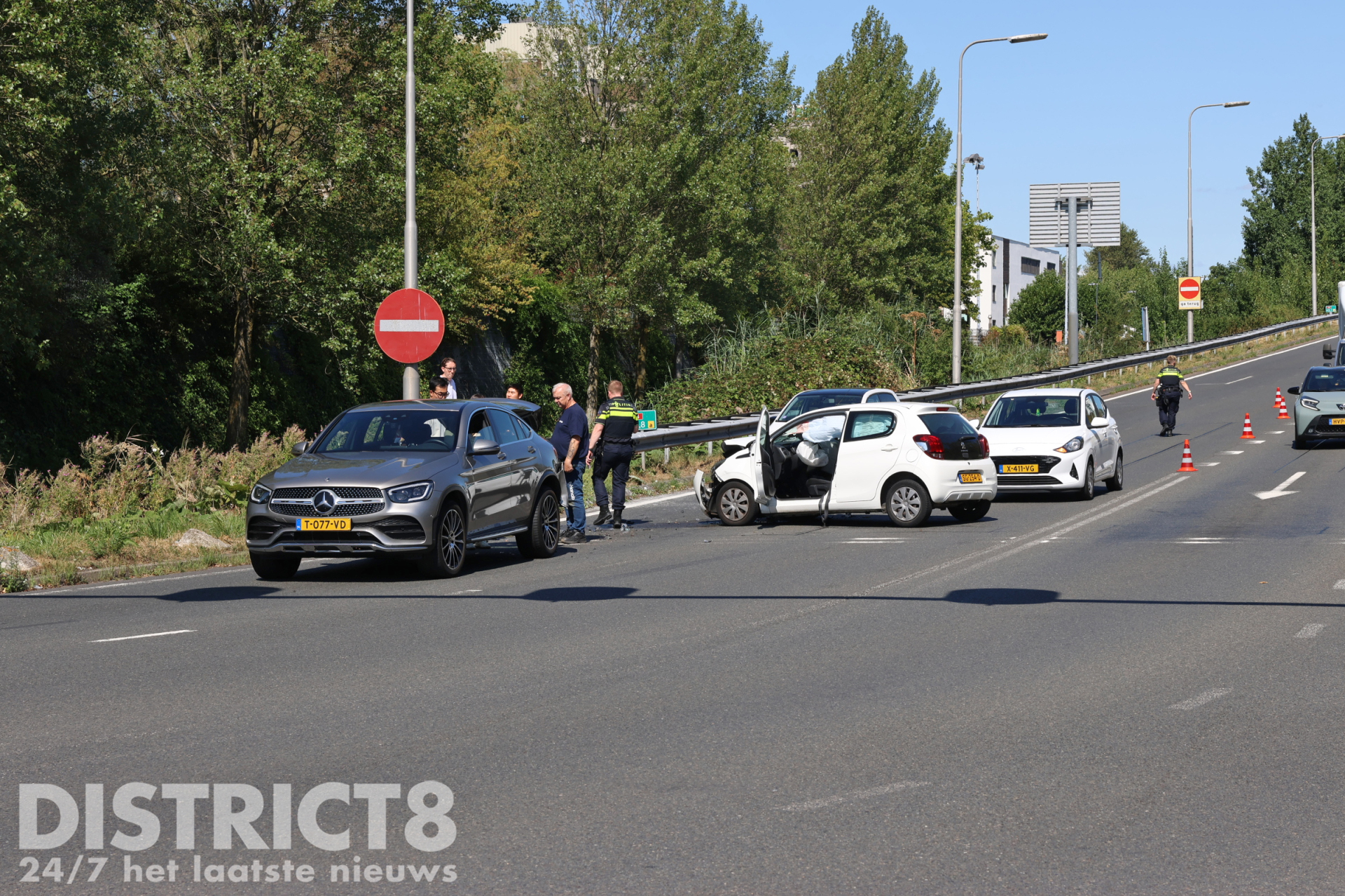 Auto zwaar beschadigd na ongeval op afrit A4 Plaspoelpolder Rijswijk