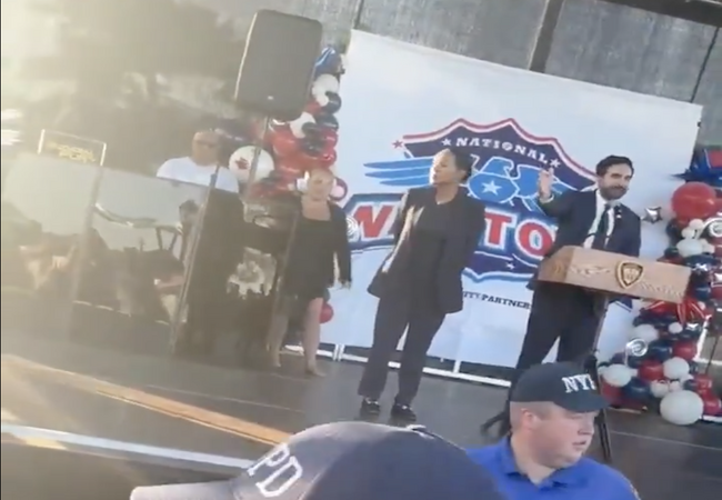 Bekijk: Mamdani wordt uitgejouwd van het podium terwijl hij probeert te spreken op een evenement van het New York Police Department.