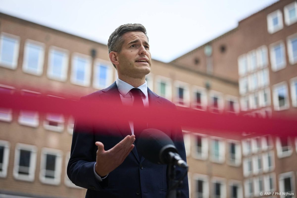 Berendsen betreurt dat Israël ambassadepersoneel het land uitzet.