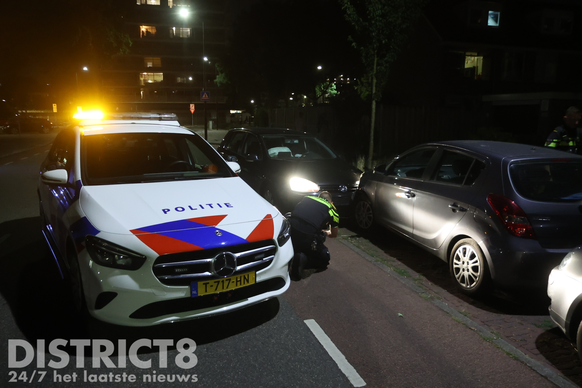Bestuurster aangehouden na botsing met paaltje en geparkeerde auto Harpsingel Rijswijk