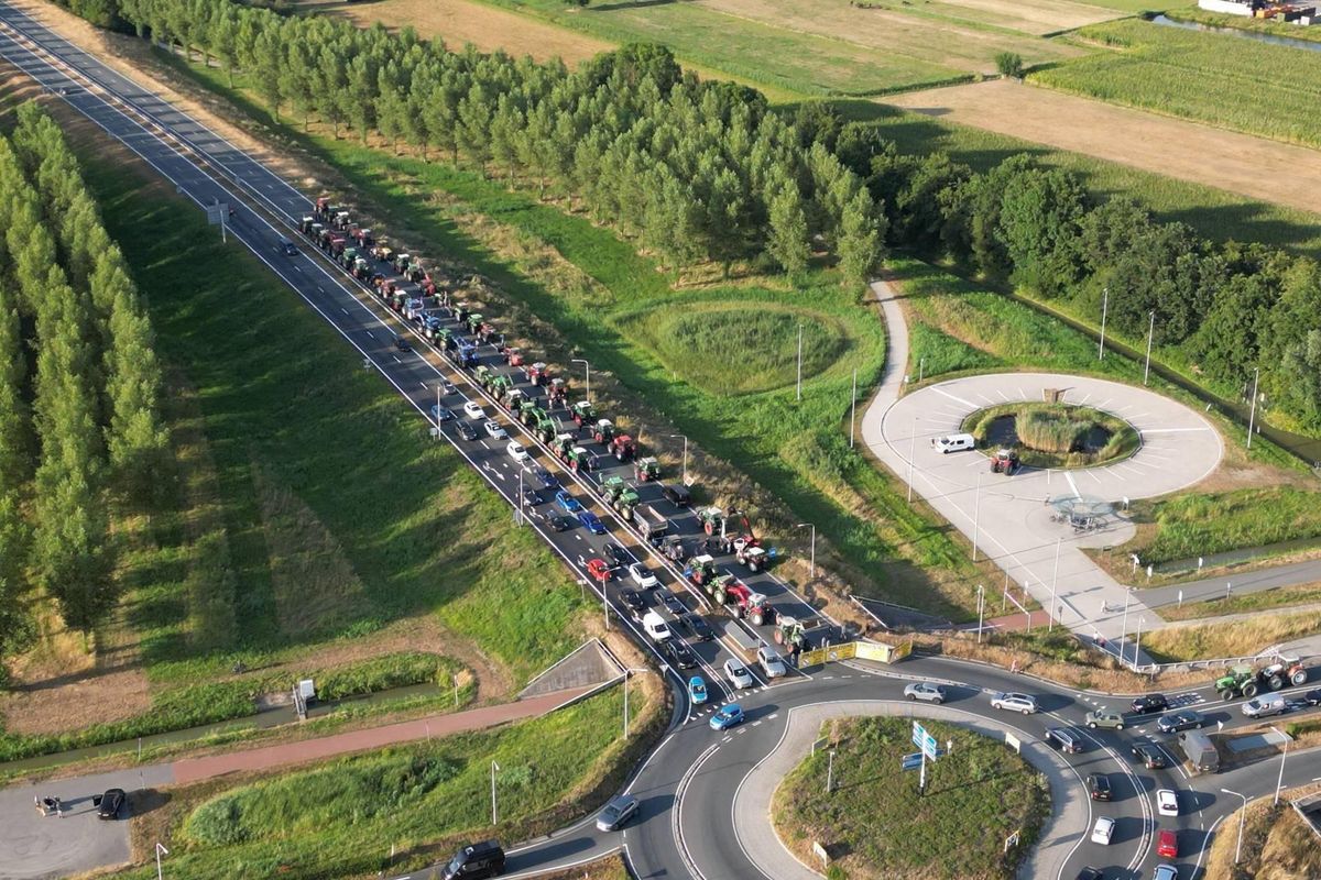 Boeren met tractoren demonstreren in Maas en Waal.