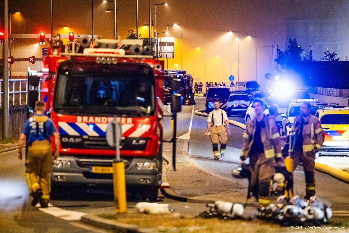 Brand bij recyclingbedrijf Rotterdam onder controle.