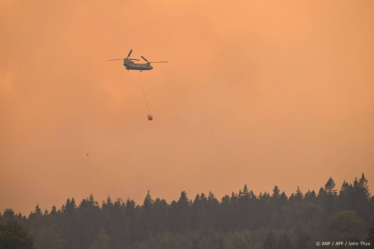Duitse en Noorse helikopters ondersteunen bij natuurbrand België.